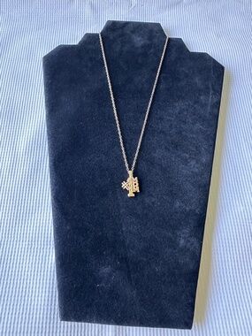 #1 MOM Gold Initial Pendant Necklace